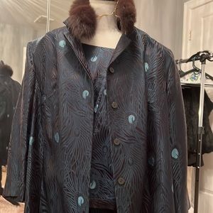 Size 24 woman’s plus size pen suit. Fur detachable collar.